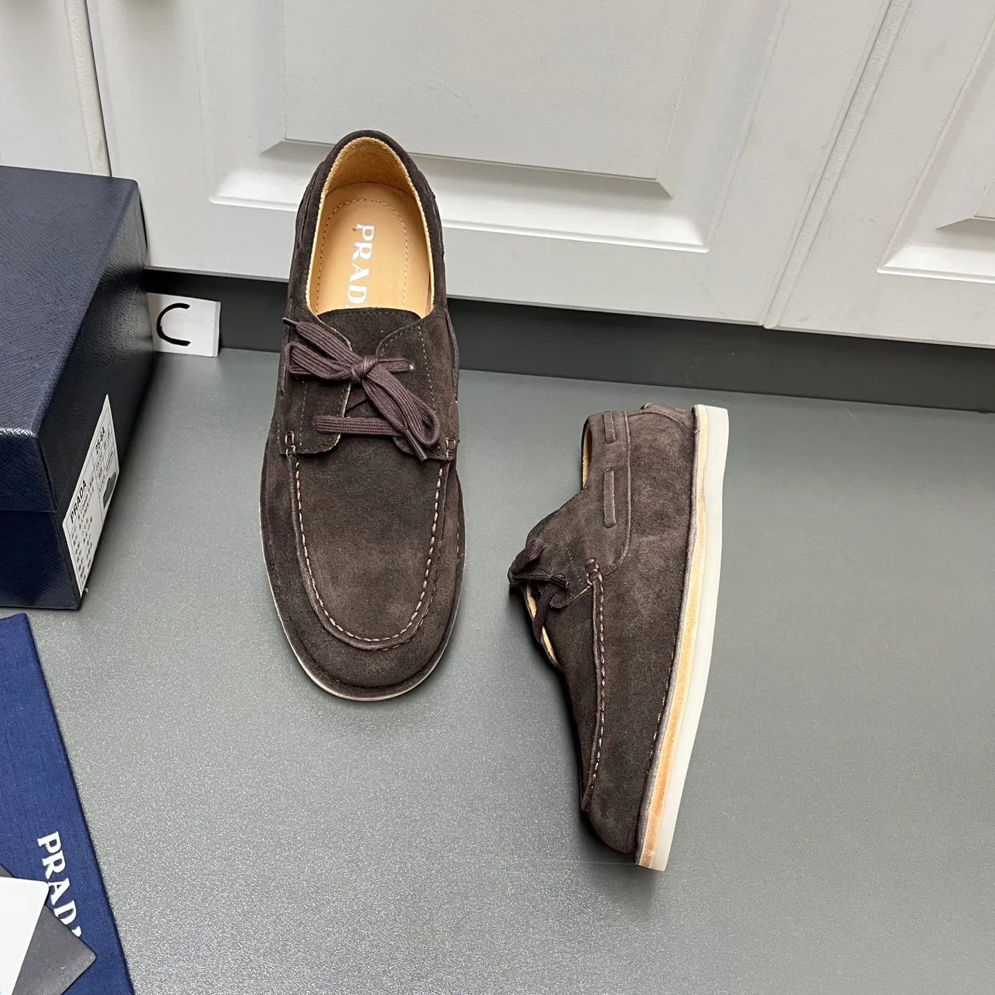 💰840 Prada men's new lace-up leather loafers. Made of flocked two-layer cow leather, these shoes combine classic design with handmade details, blending sophistication with casual comfort. Designed in a lace-up style, with open-stitched seams on the skirt, 1.5cm white rubber soles with leather welts, dyed calfskin lining, and silver-labeled cowhide feet, the style is simple and elegant. C leather shoe size: 39/40/41/42/43/44 coffee color original box packaging + dust bag